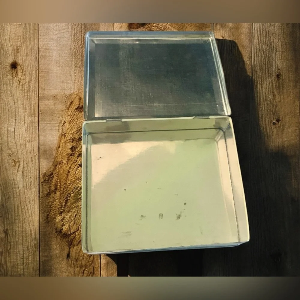 Vintage Farmhouse Tin Box Storage Photos & Small Items - Picture 3 of 3